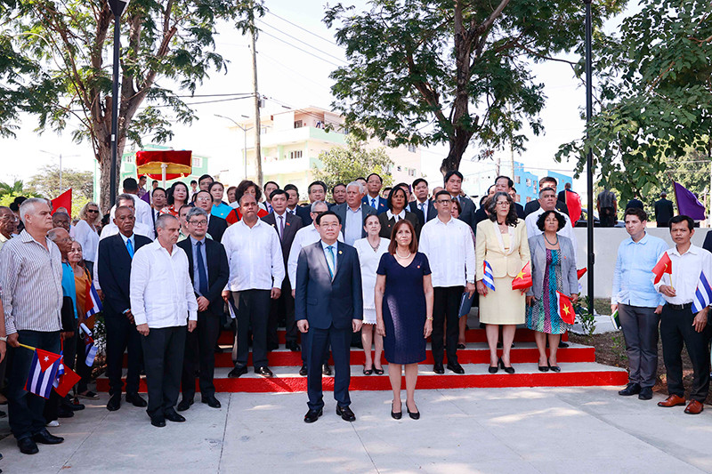Các đại biểu Cuba và Việt Nam tại buổi lễ rất có ý nghĩa nhân chuyến thăm của Chủ tịch Quốc hội Vương Đình Huệ đến Cộng hòa Cuba. (Ảnh: Doãn Tấn TTXVN)